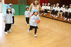 2月生まれの誕生会　「ドッジボール」　 年中組