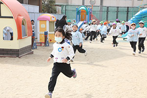 2月生まれの誕生会　「逃走中ゲーム」　 年長組