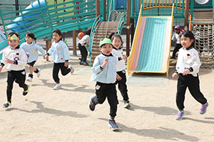 2月生まれの誕生会　「逃走中ゲーム」　 年長組