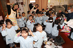 ヘッドホンと時計をつけてお散歩　こあら