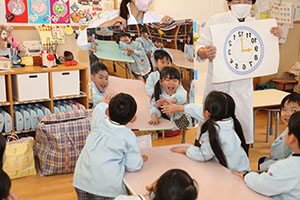 年中組の科学教室「鏡の不思議」　ばら・すみれ