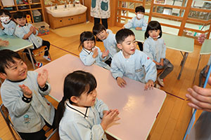 年中組の科学教室「鏡の不思議」　ばら・すみれ