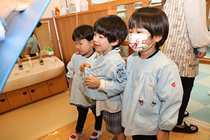 年中組の科学教室「鏡の不思議」　ばら・すみれ