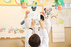 年中組の科学教室「鏡の不思議」　ばら・すみれ