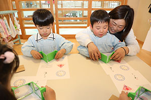 年中組の科学教室「鏡の不思議」　ばら・すみれ