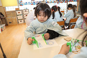 年中組の科学教室「鏡の不思議」　ばら・すみれ