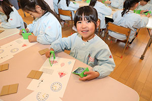 年中組の科学教室「鏡の不思議」　ばら・すみれ