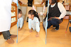 年中組の科学教室「鏡の不思議」　ばら・すみれ