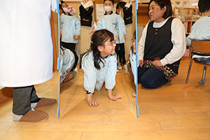 年中組の科学教室「鏡の不思議」　ばら・すみれ