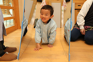 年中組の科学教室「鏡の不思議」　ばら・すみれ