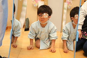 年中組の科学教室「鏡の不思議」　ばら・すみれ