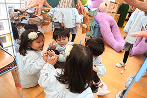 年中組の科学教室「鏡の不思議」　ばら・すみれ