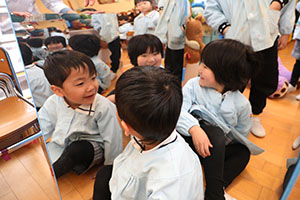 年中組の科学教室「鏡の不思議」　ばら・すみれ