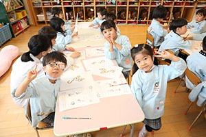 年中組の科学教室「鏡の不思議」　ばら・すみれ