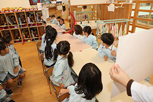 年中組の科学教室「鏡の不思議」　ばら・すみれ