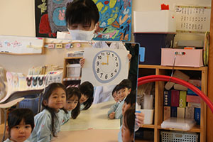 年中組の科学教室「鏡の不思議」　ばら・すみれ