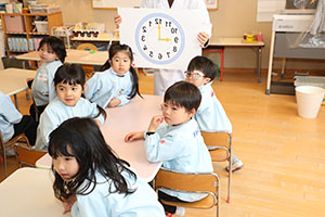 年中組の科学教室「鏡の不思議」　ばら・すみれ