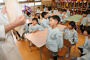 年中組の科学教室「鏡の不思議」　ばら・すみれ