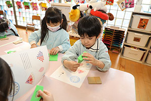 年中組の科学教室「鏡の不思議」　ひまわり・さくら・たんぽぽ