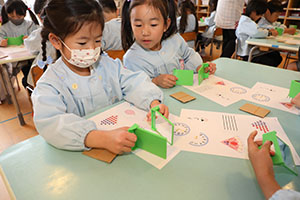 年中組の科学教室「鏡の不思議」　ひまわり・さくら・たんぽぽ