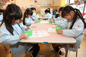 年中組の科学教室「鏡の不思議」　ひまわり・さくら・たんぽぽ