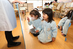 年中組の科学教室「鏡の不思議」　ひまわり・さくら・たんぽぽ