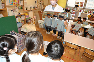 年中組の科学教室「鏡の不思議」　ひまわり・さくら・たんぽぽ