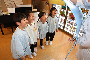 年中組の科学教室「鏡の不思議」　ひまわり・さくら・たんぽぽ