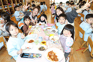 仲良くお給食　こあら・あひる