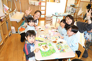仲良くお給食　こあら・あひる