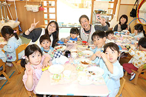 仲良くお給食　こあら・あひる