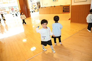 紙飛行機を飛ばしました　きりん