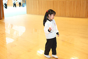 紙飛行機を飛ばしました　きりん