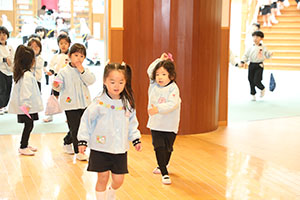 紙飛行機を飛ばしました　きりん