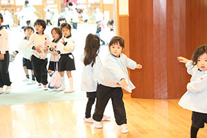 紙飛行機を飛ばしました　きりん