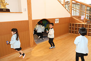 紙飛行機を飛ばしました　きりん