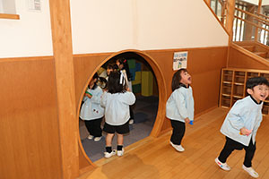 紙飛行機を飛ばしました　きりん