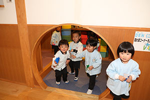 紙飛行機を飛ばしました　きりん