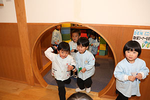 紙飛行機を飛ばしました　きりん