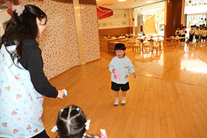 紙飛行機を飛ばしました　きりん