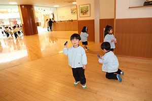 紙飛行機を飛ばしました　きりん