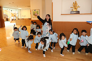 紙飛行機を飛ばしました　きりん