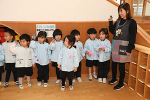 紙飛行機を飛ばしました　きりん