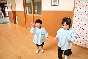 紙飛行機を飛ばしました　きりん