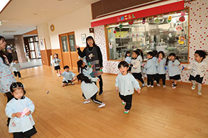 紙飛行機を飛ばしました　きりん