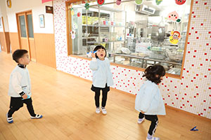 紙飛行機を飛ばしました　きりん