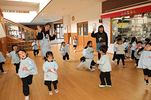 紙飛行機を飛ばしました　きりん
