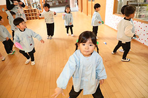 紙飛行機を飛ばしました　きりん