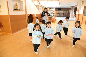 紙飛行機を飛ばしました　きりん