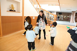 紙飛行機を飛ばしました　きりん